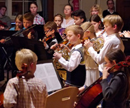 Das Orchester der Erich-Kästner-Grundschulebeim Konzert in der Aula des AGD